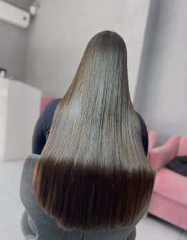 Cabelo longo castanho liso e brilhante, visto de costas