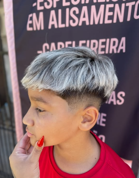 Corte masculino infantil platinado com degradê