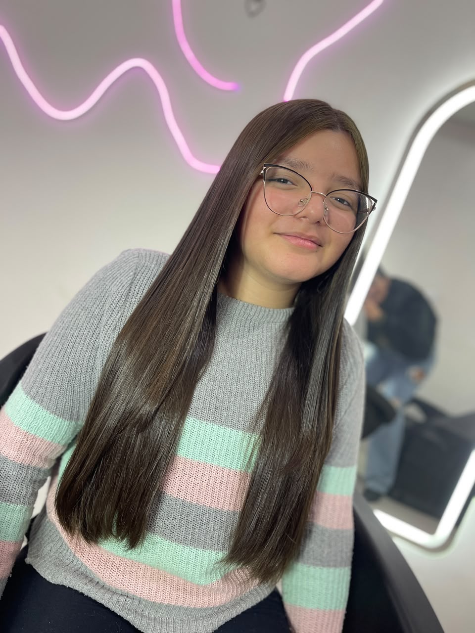 Depois: cabelo longo liso, alinhado e brilhante